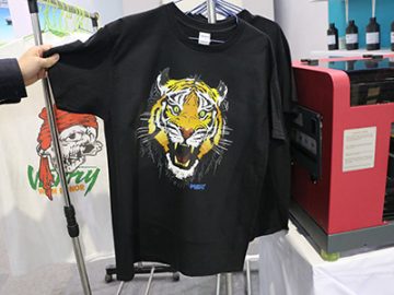 បង្ហាញអាវយឺតខ្មៅ