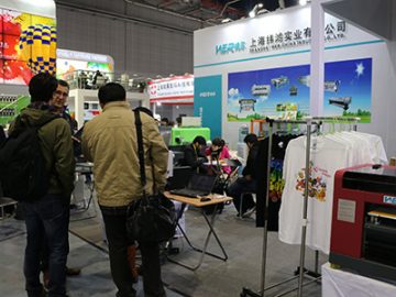 អតិថិជនពិភាក្សាគ្នា